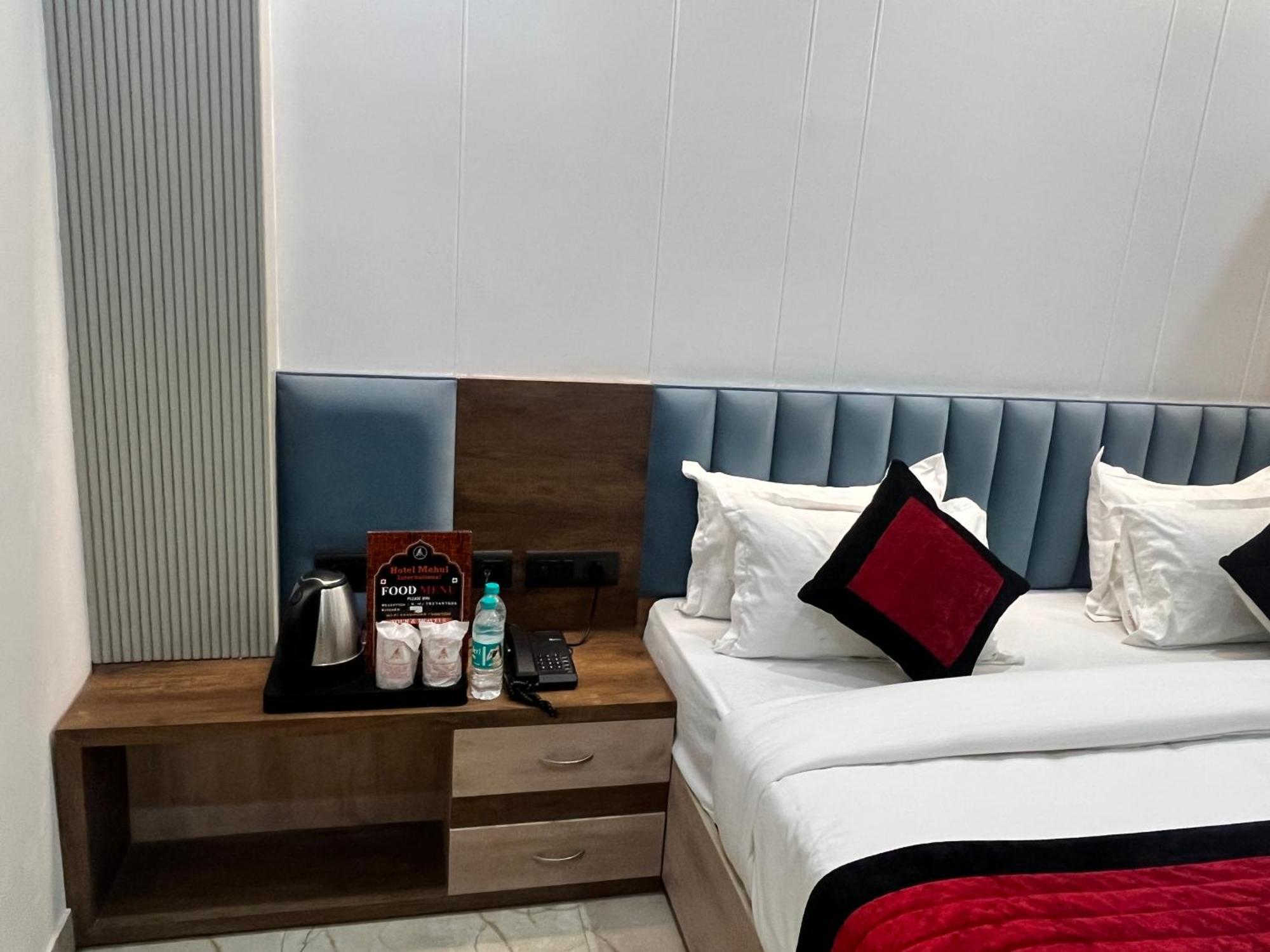 Mehul- A, Luxurious 5 Mint From Railway Station 4* New Delhi