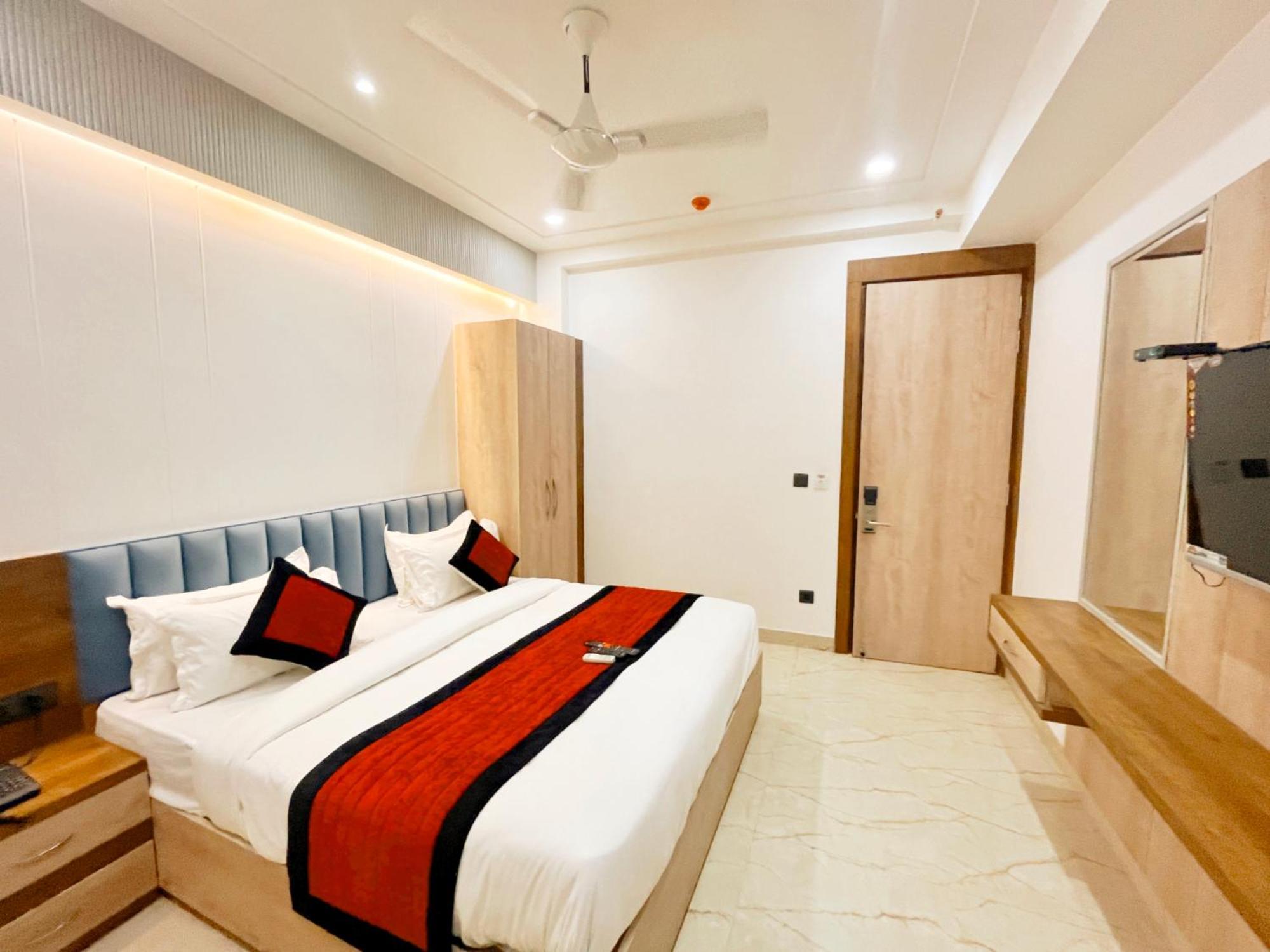 Mehul- A, Luxurious 5 Mint From Railway Station Hotel 4*