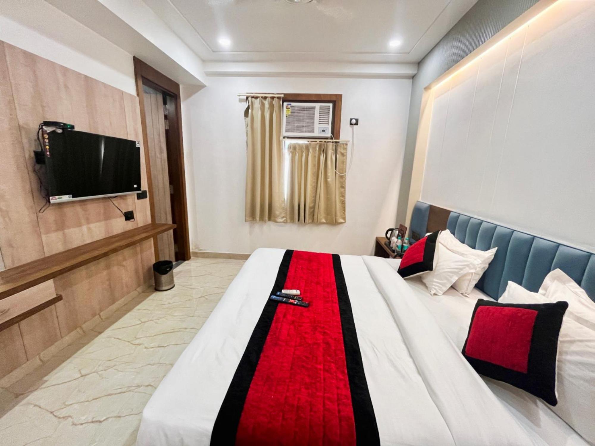 Mehul- A, Luxurious 5 Mint From Railway Station Hotel