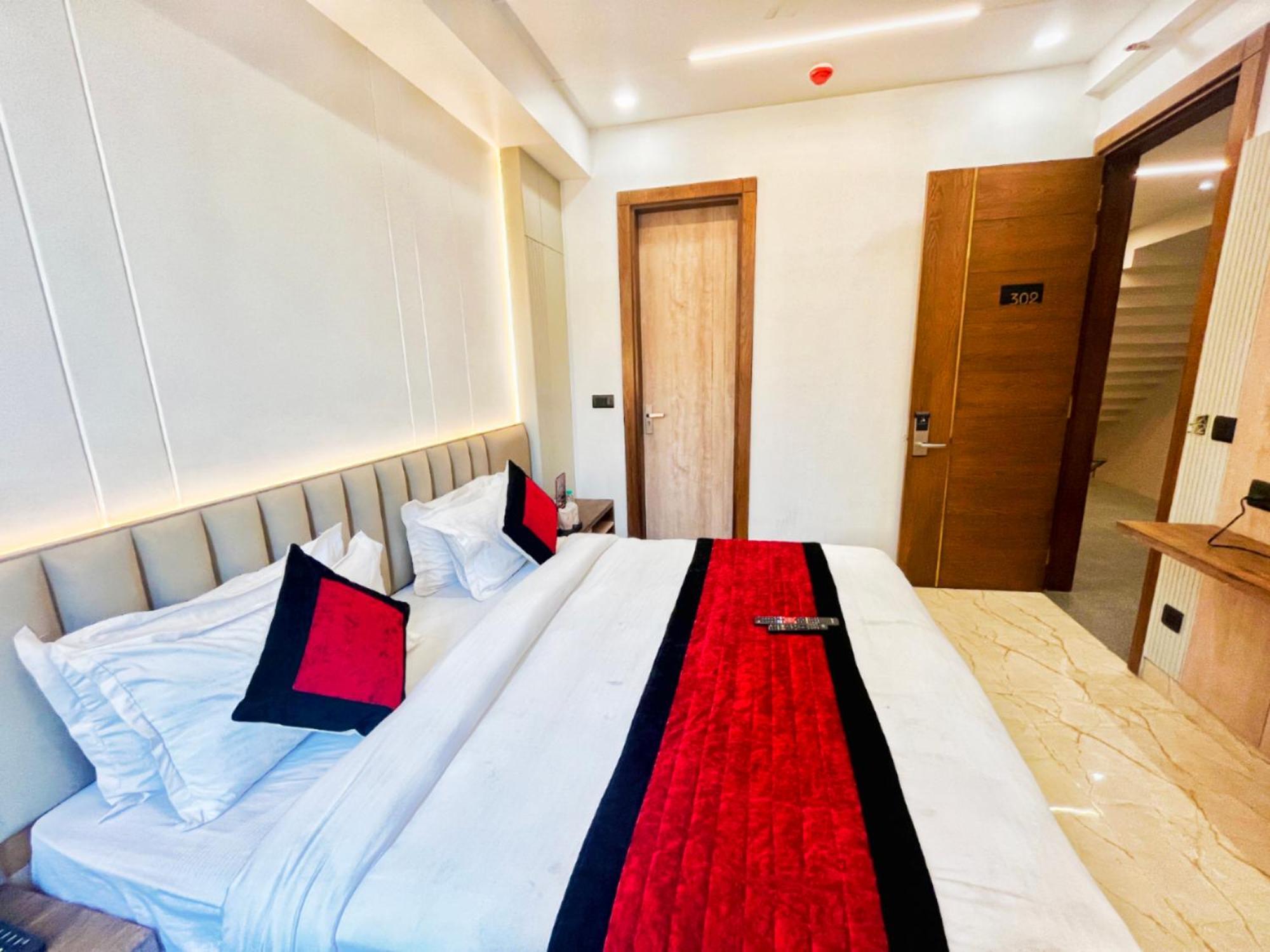 Mehul- A, Luxurious 5 Mint From Railway Station 4*