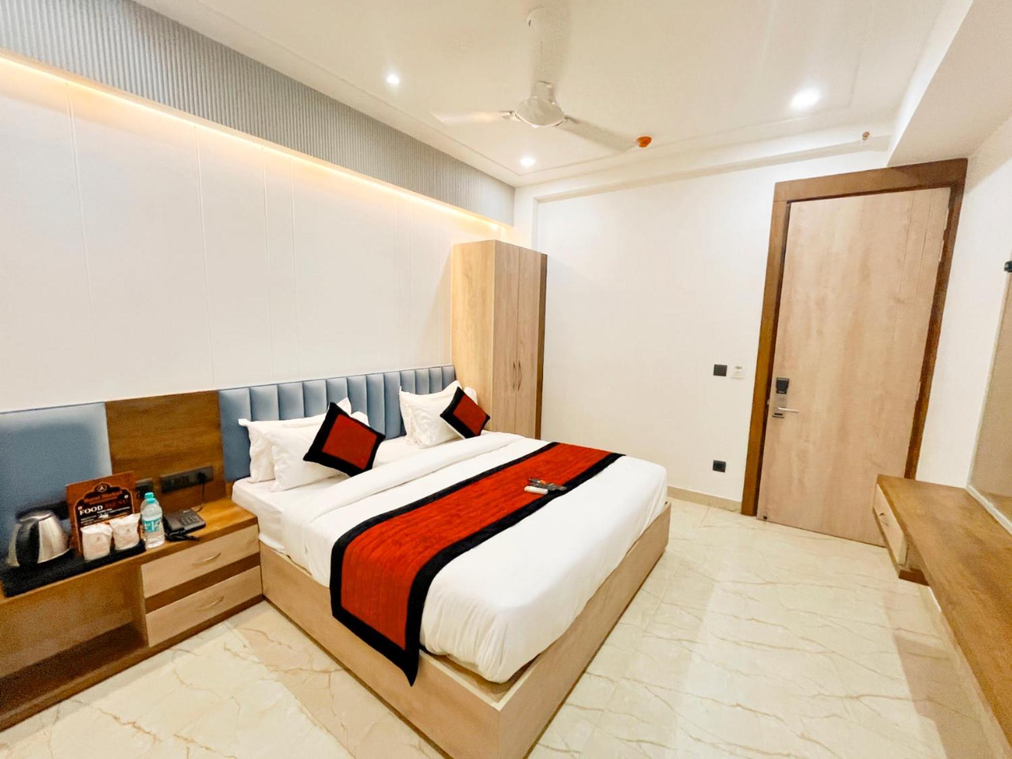 Mehul- A, Luxurious 5 Mint From Railway Station Hotel New Delhi