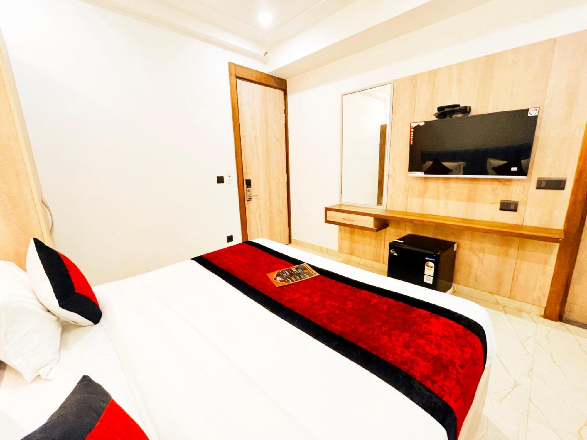 Mehul- A, Luxurious 5 Mint From Railway Station 4* New Delhi