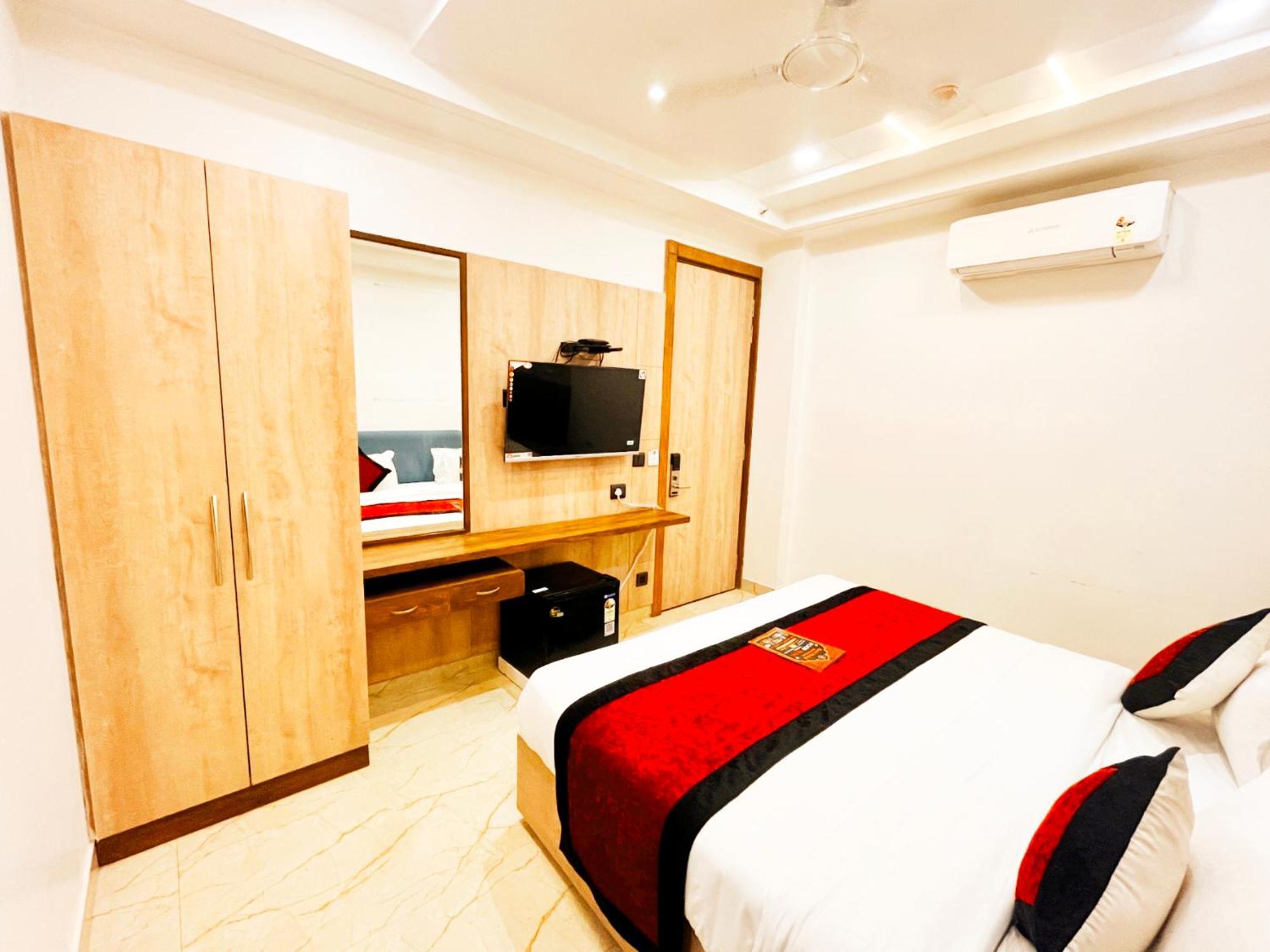Mehul- A, Luxurious 5 Mint From Railway Station 4*