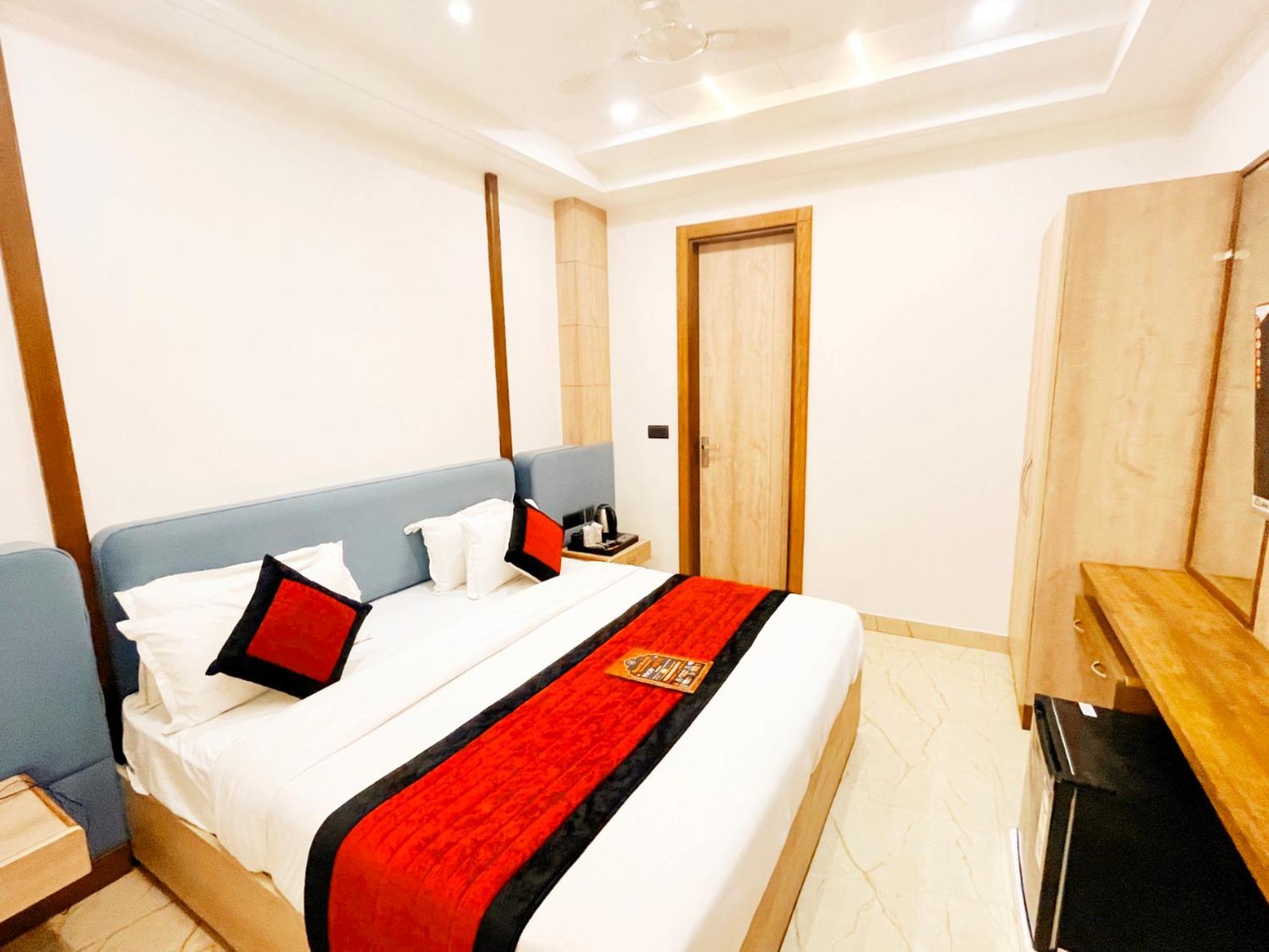 Mehul- A, Luxurious 5 Mint From Railway Station Hotel