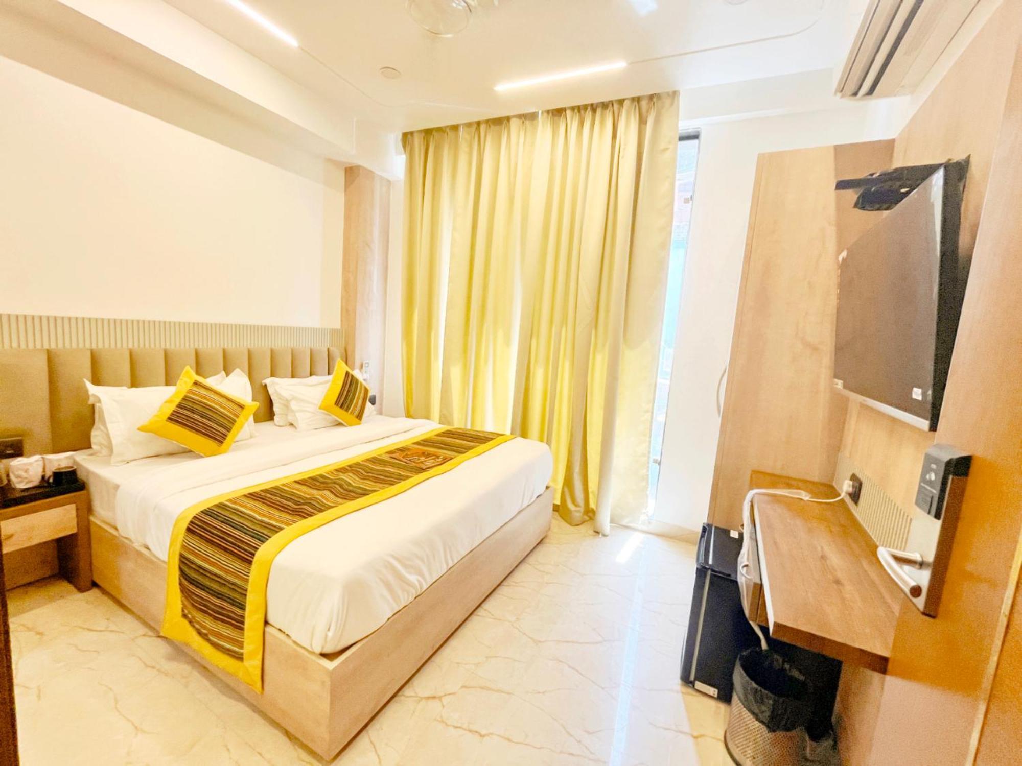 Mehul- A, Luxurious 5 Mint From Railway Station Hotel