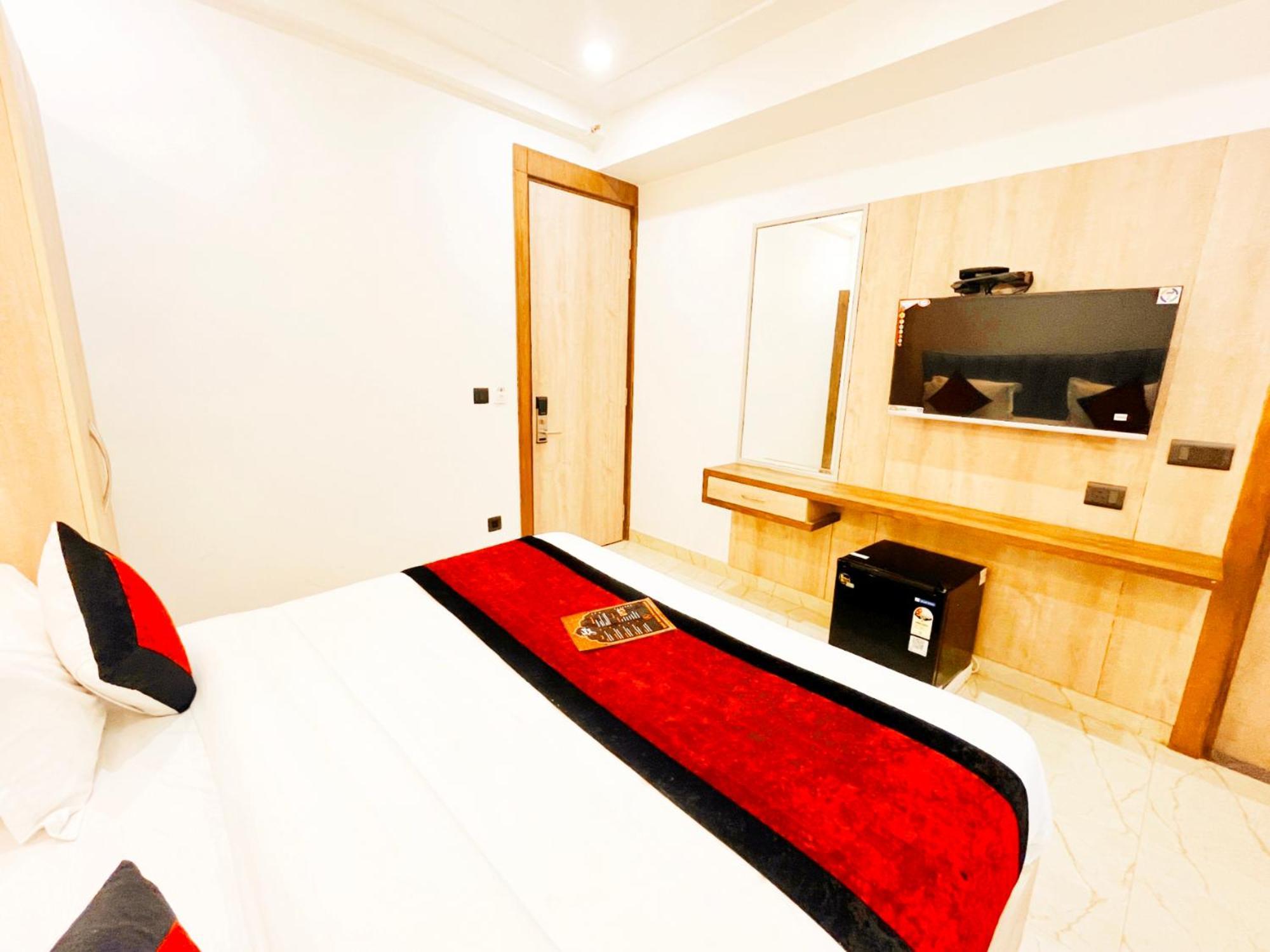 Mehul- A, Luxurious 5 Mint From Railway Station 4*
