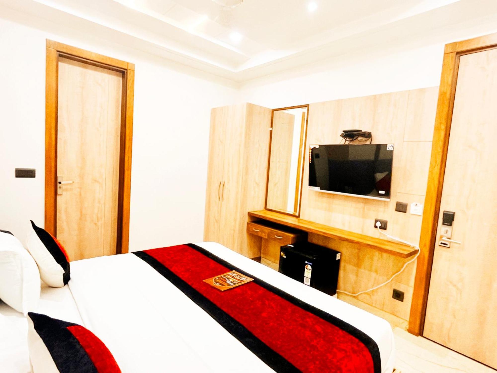 Mehul- A, Luxurious 5 Mint From Railway Station Hotel New Delhi