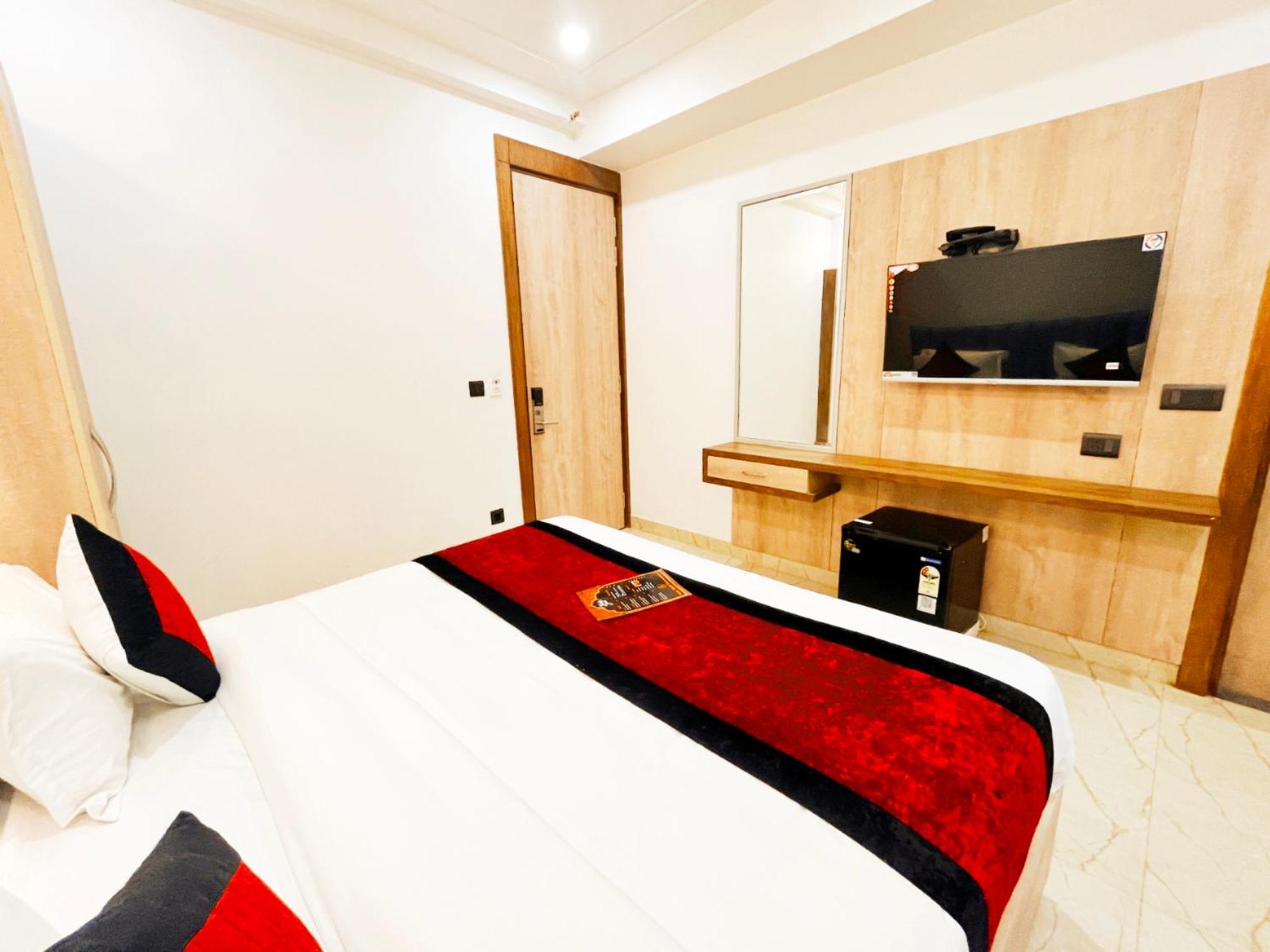 Mehul- A, Luxurious 5 Mint From Railway Station 4*